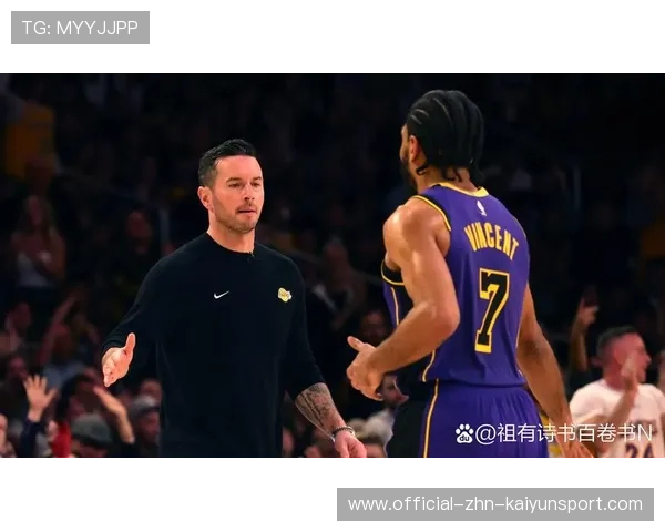 球星与主帅深夜讨论战术细节，镜头记录下紧张时刻